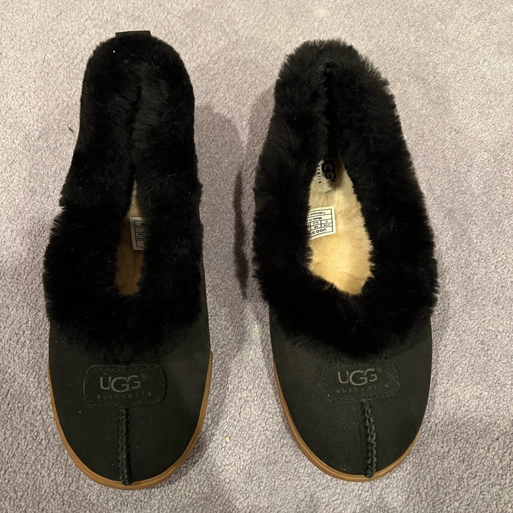 NWOT UGG SLIP ON SHOES (BLACK)